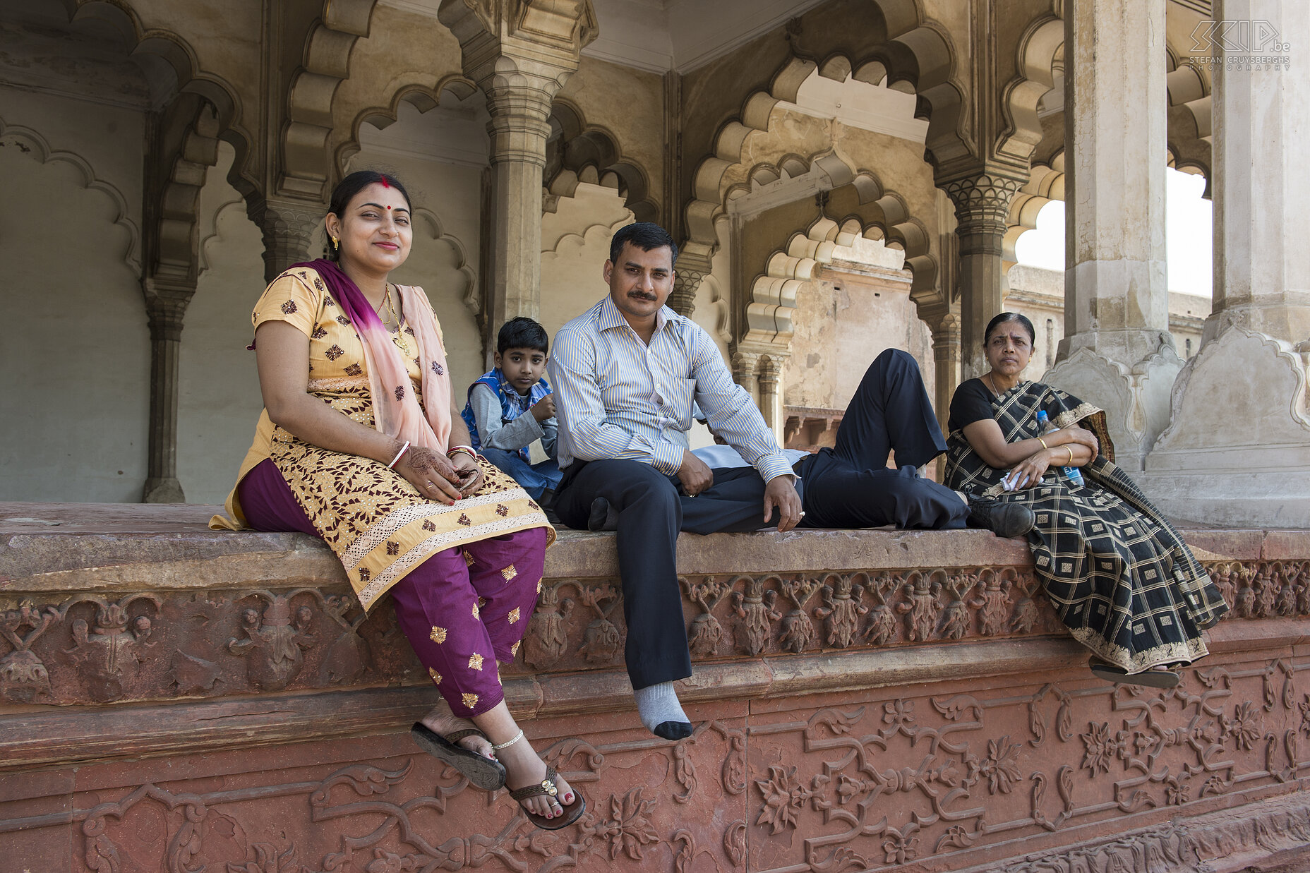 Agra - Agra fort Een Indische familie onder de prachtige bogen van de Diwan I Am (Hall of Public Audience). Stefan Cruysberghs